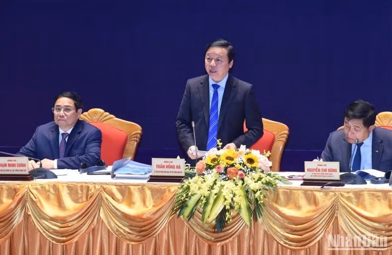 越南政府副总理陈红河在会上发表讲话。