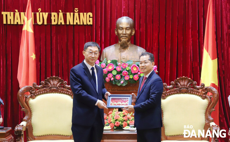 岘港市委书记阮文广与广西壮族自治区党委书记刘宁。（图片来源：岘港市报）