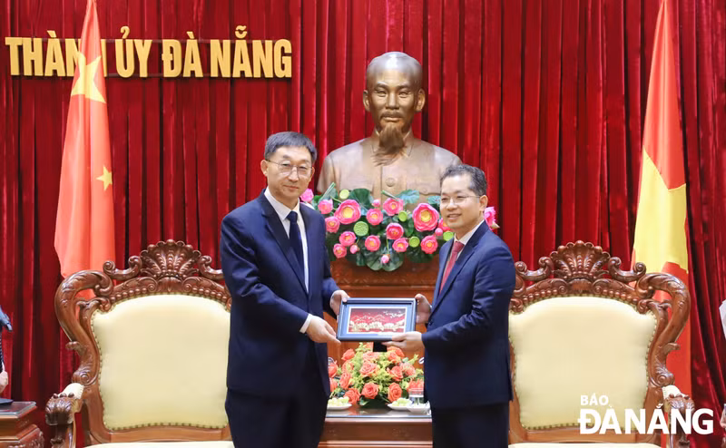 岘港市委书记阮文广与广西壮族自治区党委书记刘宁。（图片来源：岘港市报）