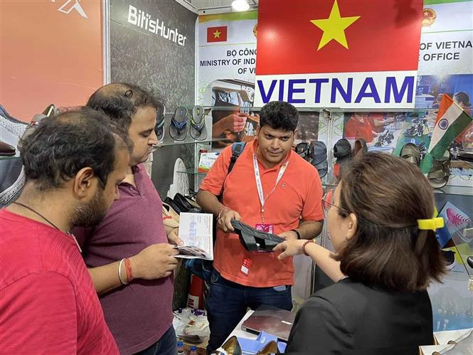 越南鞋类展位。（图片来源：越通社）