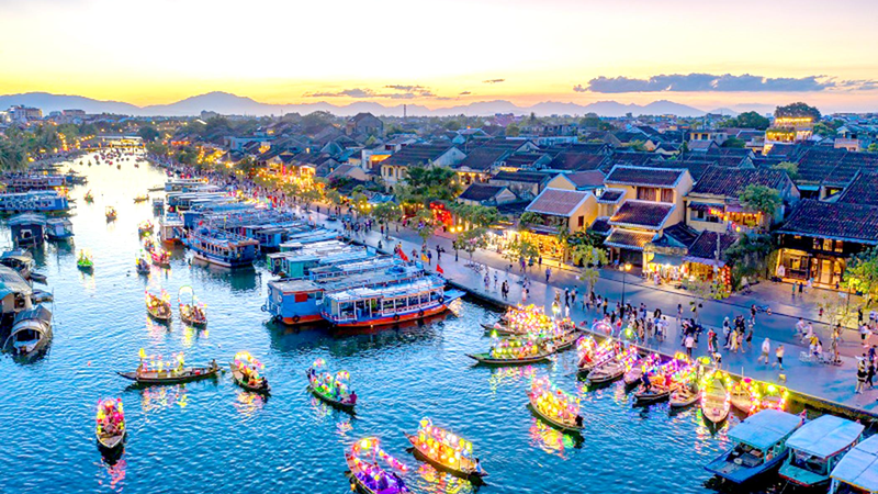 附图：越南会安古城。