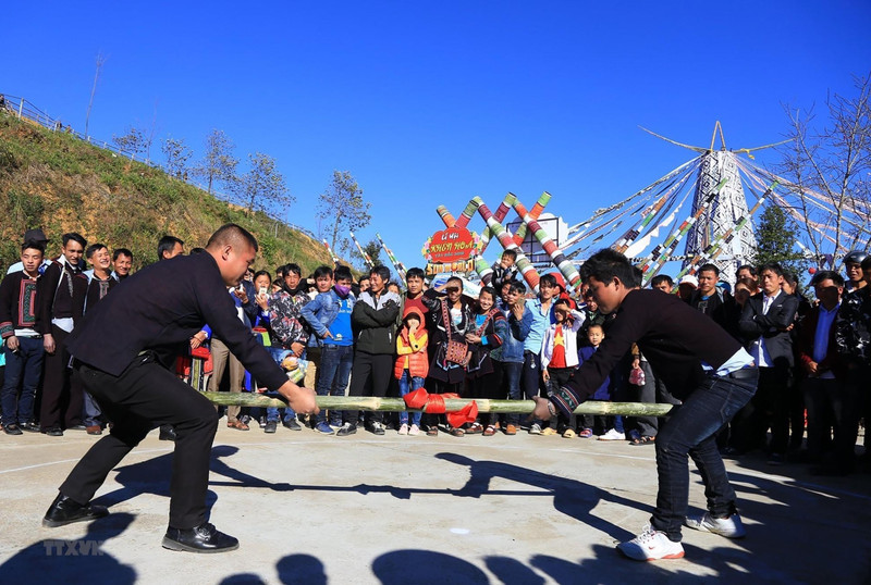 民间游戏在番西邦传奇缆车旅游区举行。（图片来源：越通社）