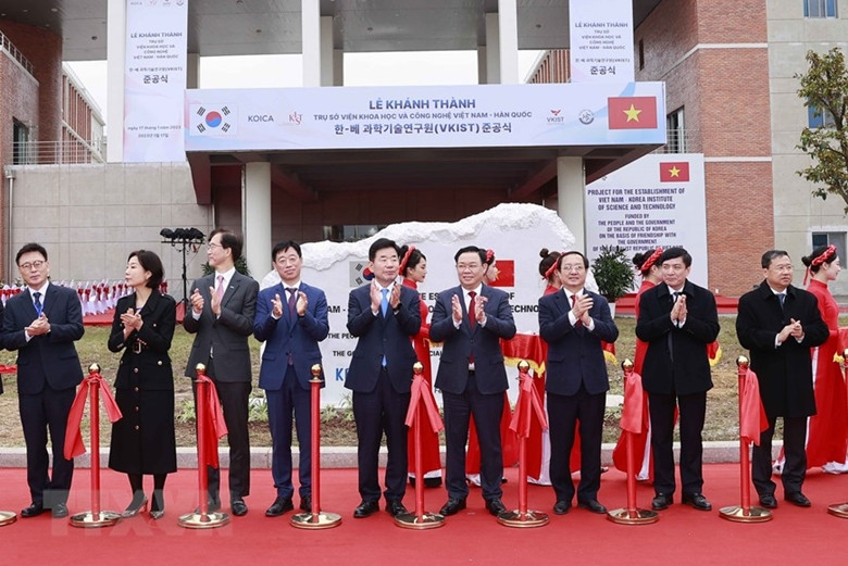 越韩科技研究院总部落成剪彩仪式。
