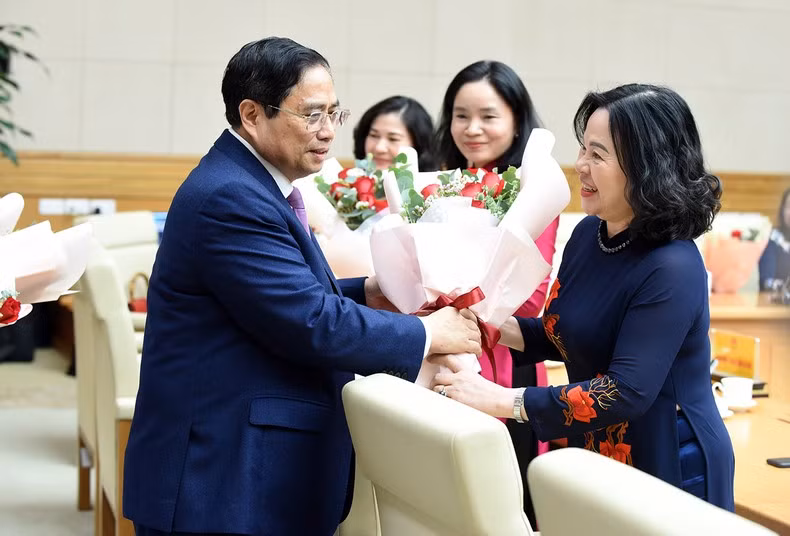 范明正总理送花祝贺女性领导代表和科学家。