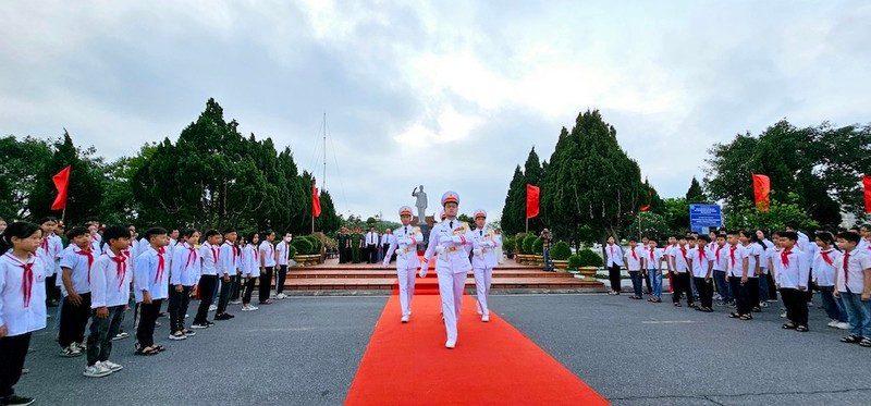 广宁省姑苏县县委、人民委员会在岛上举行升国旗仪式。