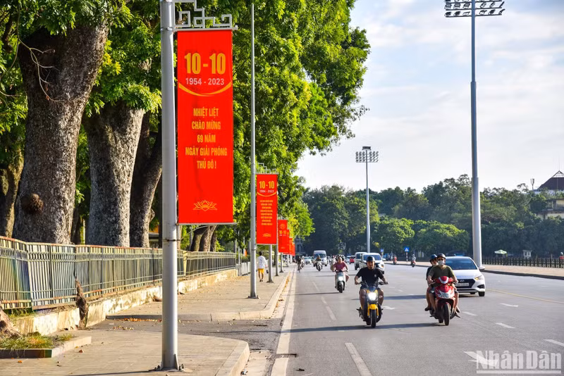 这些天，河内的主要街道都张灯结彩，以庆祝首都河内解放日69周年（1954.10.10~2023.10.10）。