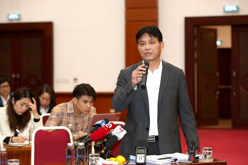 税务总局副局长邓玉明在新闻发布会上回答问题。