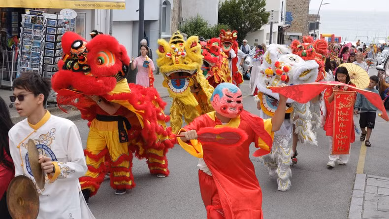 在拉莫尔海滩市中心举办推介越南文化的游行。