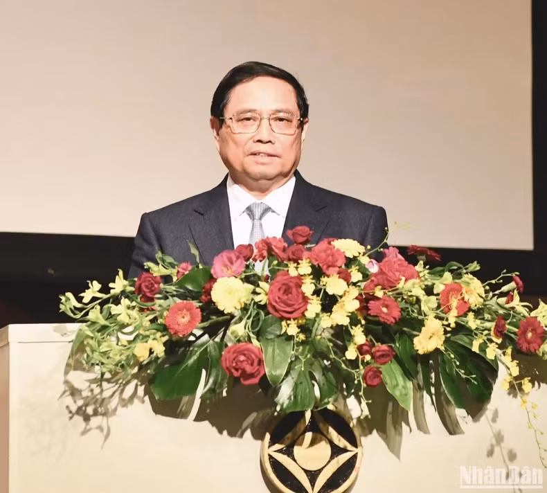 范明正总理在论坛上发表讲话。