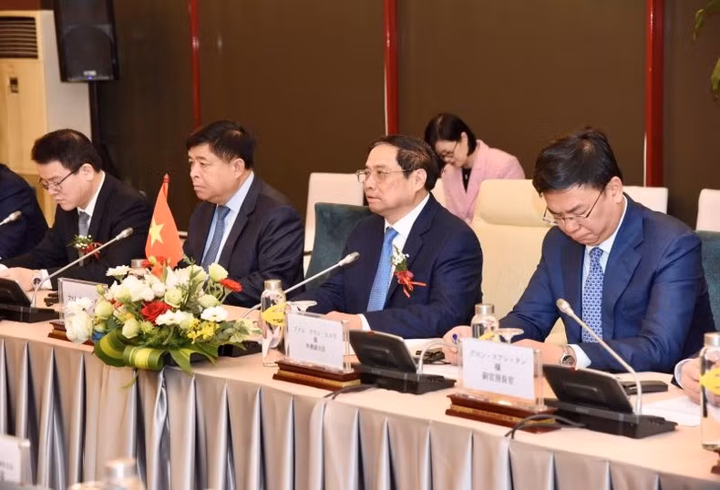 范明正总理在会上发表讲话。