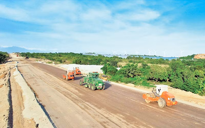 在甘林-永好高速公路的施工现场。 （南海 摄）