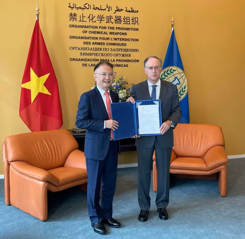 越南驻荷兰大使吴向南向禁止化学武器组织总干事费尔南多·阿里亚斯递交委任书。（图片来源：越通社）