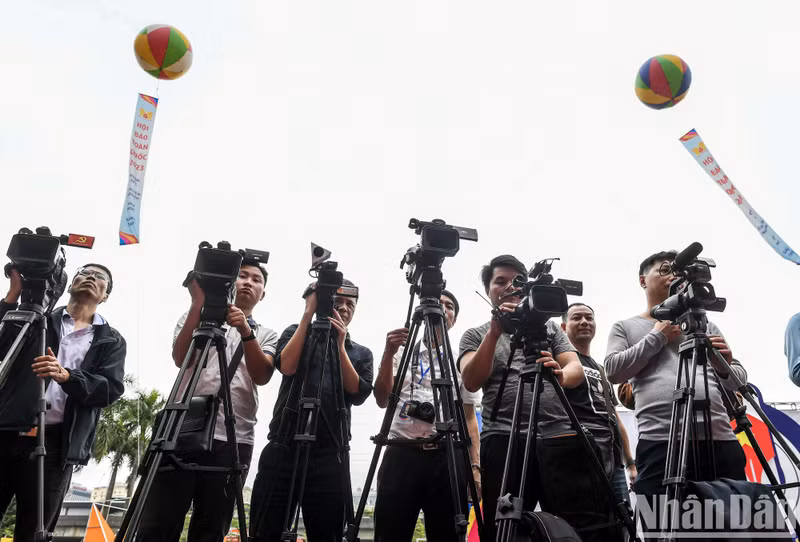 新闻媒体机构的记者队伍在仪式上 新闻媒体机构的记者队伍在仪式上
