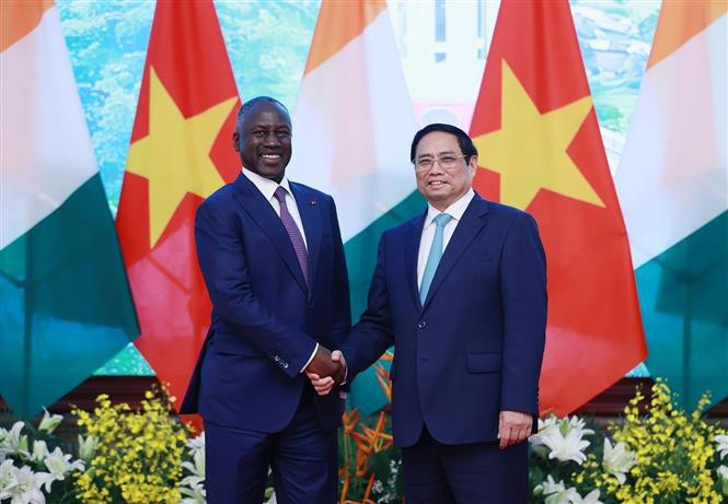越南政府总理范明正会见科特迪瓦国民议会议长比克多戈。（图片来源：越通社）