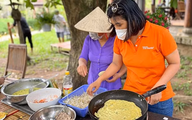 游客体验制作煎饼。