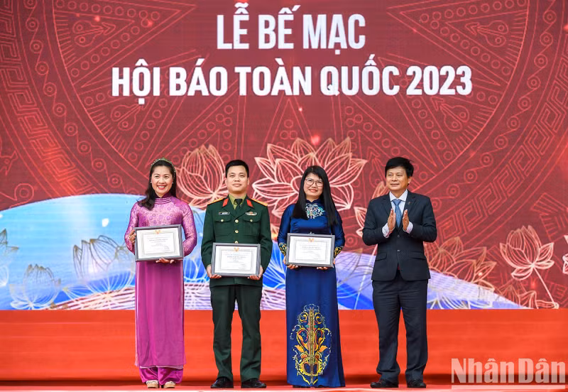 越南新闻工作者协会副主席陈忠勇颁发“2023年新闻印象”奖。 越南新闻工作者协会副主席陈忠勇颁发“2023年新闻印象”奖。