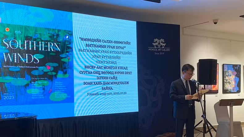 越南驻蒙古大使尹庆心在美术展开幕式上发表讲话。（越南驻蒙古大使馆供图）