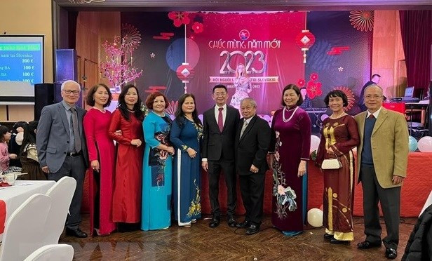 在斯洛伐克越南人欢庆2023新年。（图片来源：越通社）
