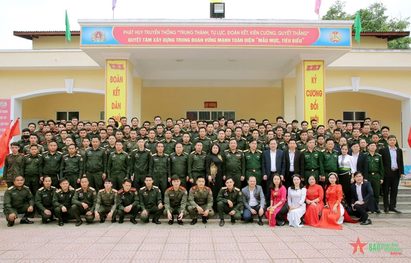 各位代表同120名越南语培训班学生合影。（图片来源：人民军队报）