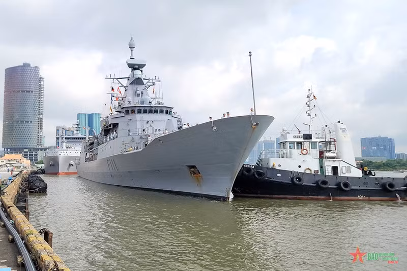 “特马纳”号导弹护卫舰停靠在胡志明国际港。