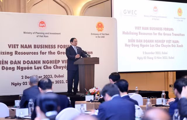 越南政府总理范明正出席题为“为绿色转型调动资源”的企业论坛。（图片来源：VGP）