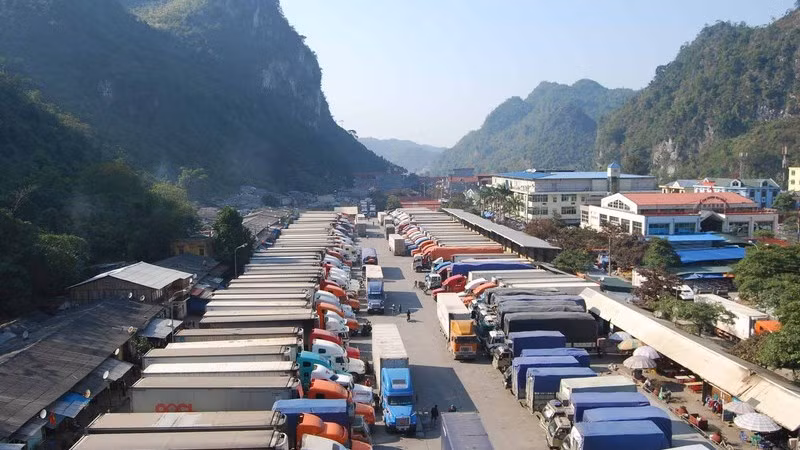 附图：北部边境口岸拥堵现象。（图片来源：VGP）