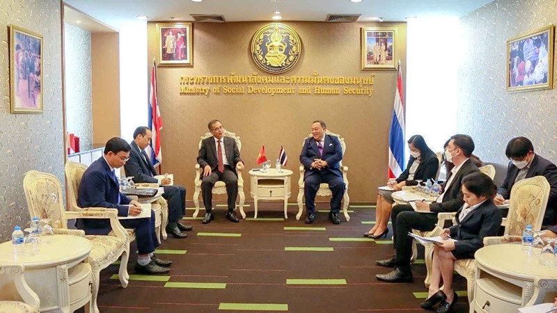 越南驻泰国大使潘志成会见泰国社会发展与人类安全部部长朱迪·盖叻。（图片来源：越通社）