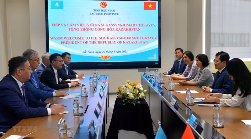 哈萨克斯坦总统卡西姆-若马尔特·托卡耶夫与北宁省领导举行会谈。（图片来源：越通社）