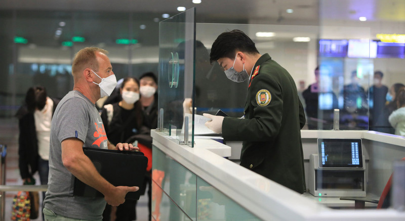 国际游客在内排国际航空港办理入境越南手续。