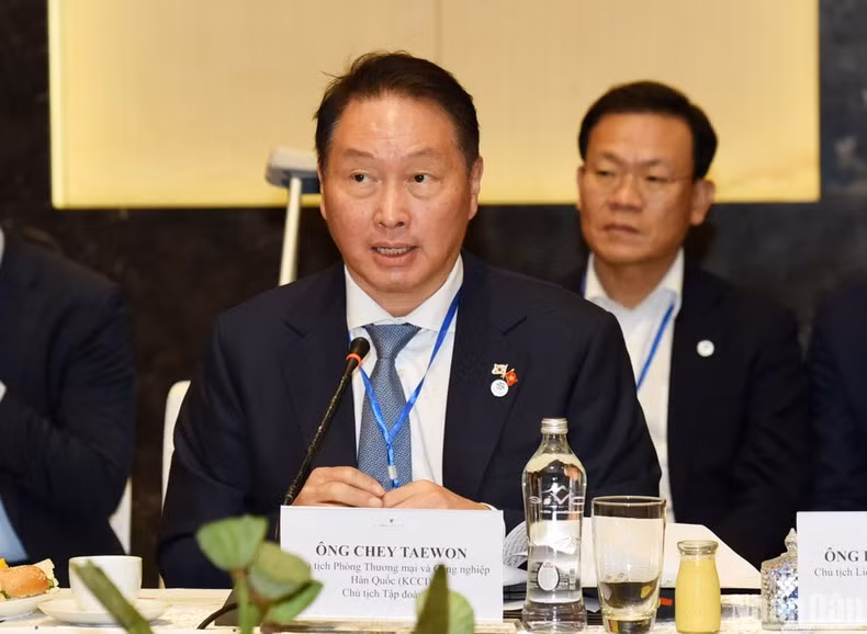 座谈会上，韩国各协会、大型经济集团领导强调，将越南视为重要、战略伙伴，承诺与越南并肩同行，走互利共赢、共同繁荣之路。