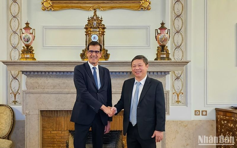 波尔图市市长鲁伊•莫雷拉与越南胡志明市人民委员会副主席杨英德。（明维 摄）