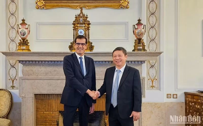 波尔图市市长鲁伊•莫雷拉与越南胡志明市人民委员会副主席杨英德。（明维 摄）