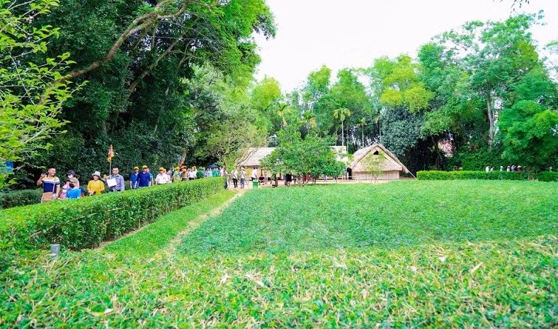 人们探访胡志明主席故乡。（图片来源：国际报）