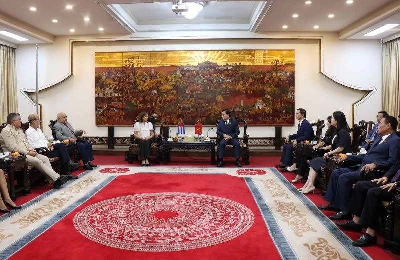 古巴代表团与北宁省委书记阮英俊举行工作座谈。