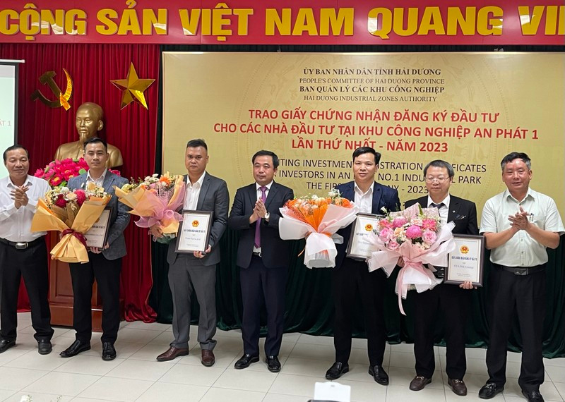 海阳省向对安发一号工业园区开展投资项目的投资者颁发投资许可证。