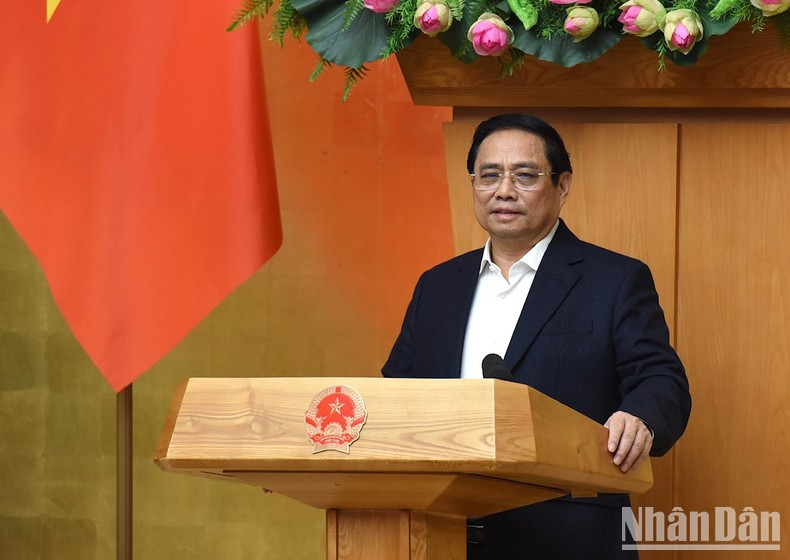 范明正总理在会议上发表讲话。