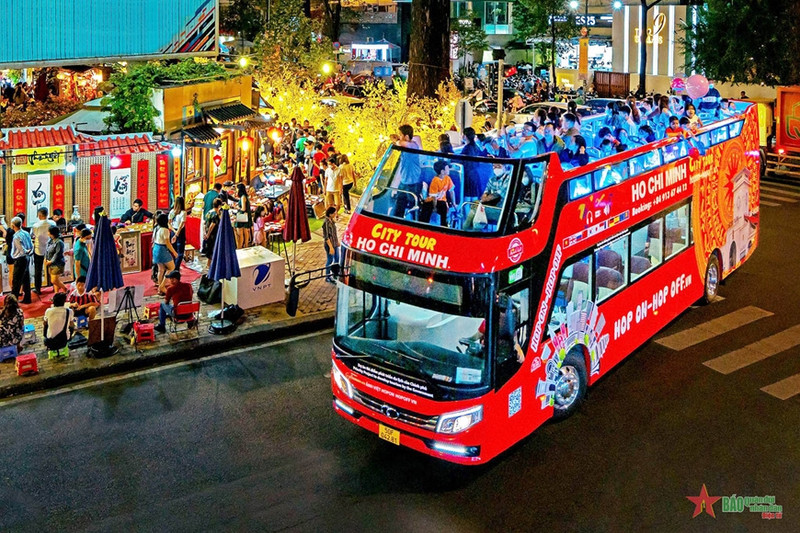 影越Hop on Hop off公司城市夜游线路。
