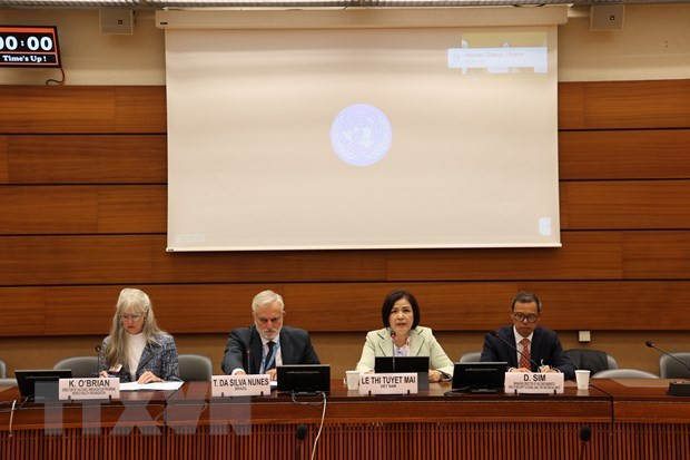 越南常驻联合国、世界贸易组织及日内瓦其他国际组织代表团团长黎氏雪梅大使参加在日内瓦举行的座谈会。（图片来源：越通社）