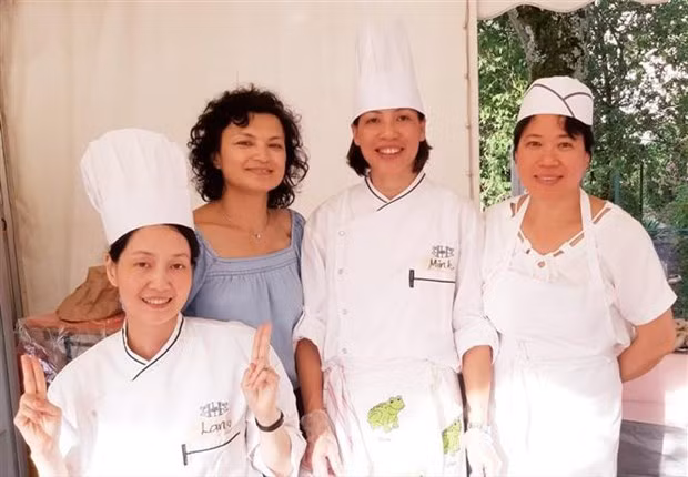 “援助越南”爱心公益协会主席段日明（右二）。（图片来源：越通社）