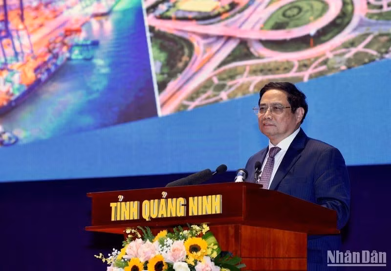 范明正总理在会上发表讲话。