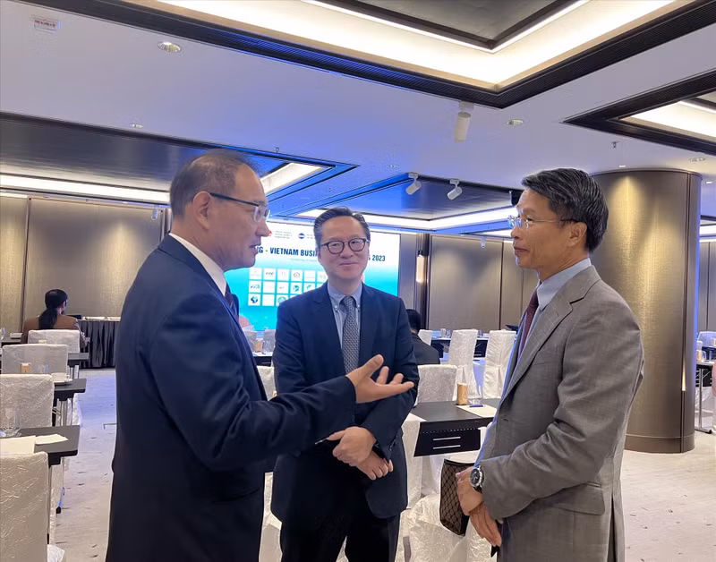 越南驻香港总领事范平谈（右）同与会代表交流。（图片来源：越通社）