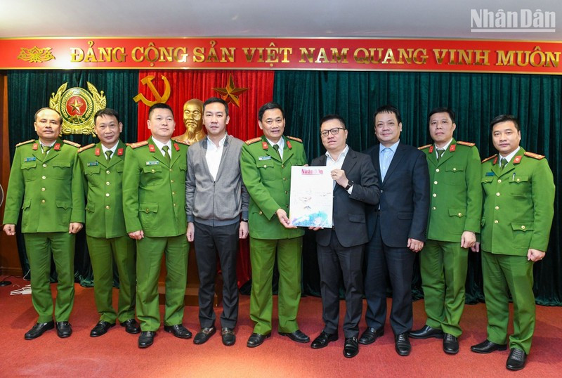 黎国明同志向反腐败和经济犯罪调查警察局干部战士赠送春节特刊。（成达 摄）