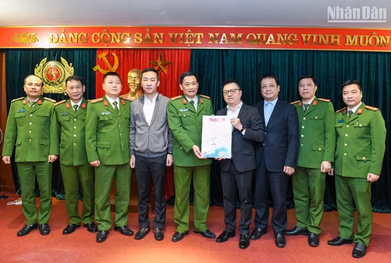 黎国明同志向反腐败和经济犯罪调查警察局干部战士赠送春节特刊。（成达 摄）