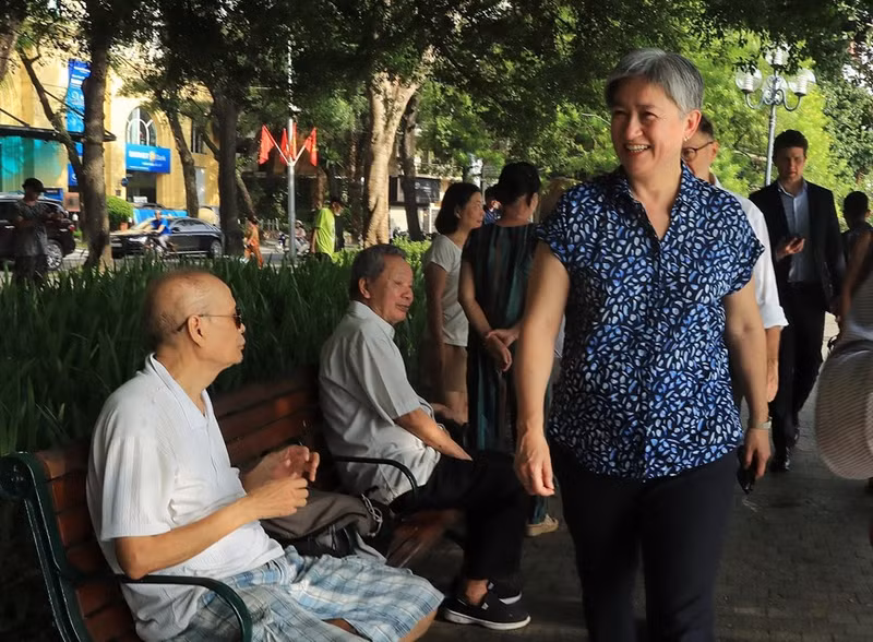 澳大利亚外长黄英贤在还剑湖畔漫步，观看黎明时分河内市民的日常生活。