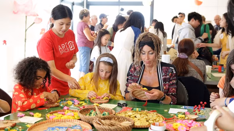 越南传统装饰品还吸引了法国家长们。