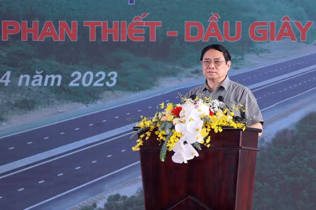 范明正总理在仪式上发表讲话。