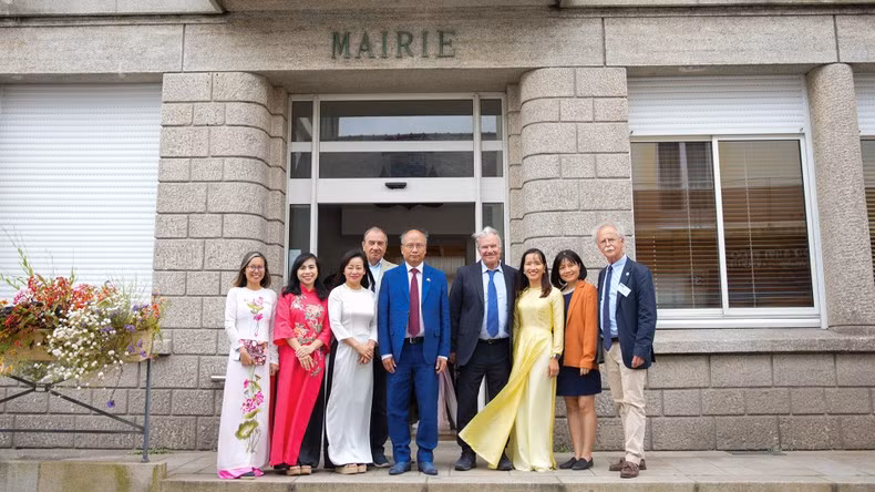 越南驻法国大使丁全胜在拉莫尔市政厅与各位代表合影。