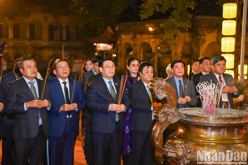 国会主席王廷惠与各位代表在敬天殿上香。