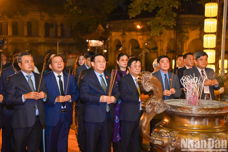 国会主席王廷惠与各位代表在敬天殿上香。