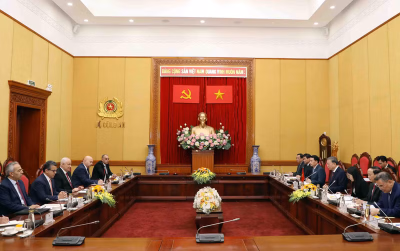 苏林部长与齐亚德·哈巴瑞举行会谈。